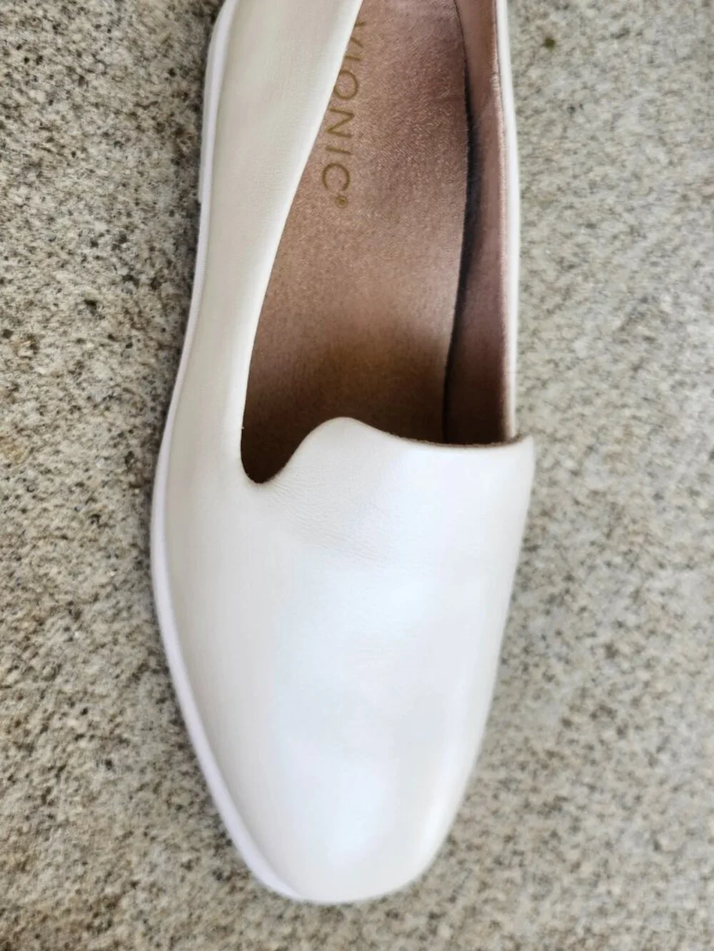 BRAND NEW IN BOX! Vionic Willa 2.0 flat loafers. Size 7M Color IVORY Never Worn.